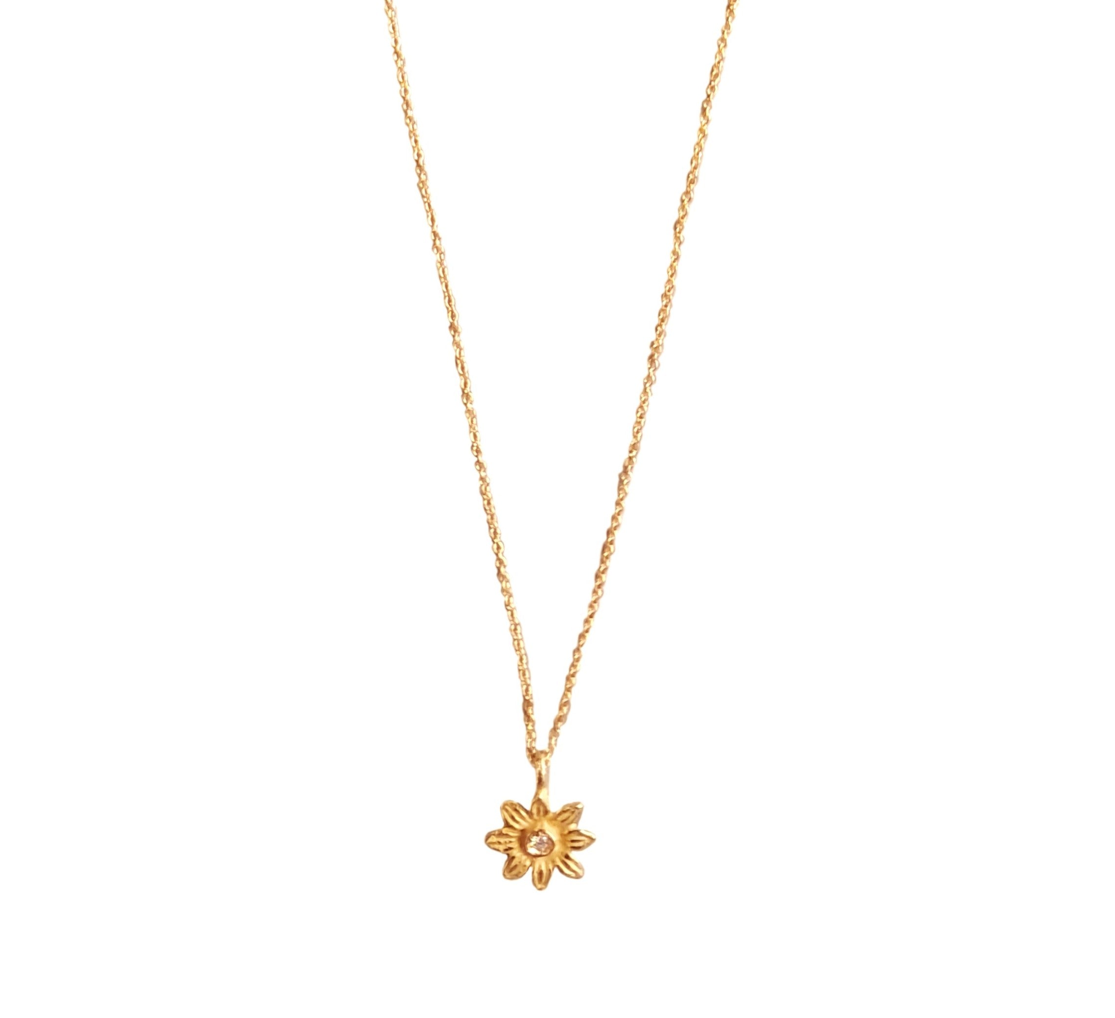 Flower gold necklace with diamond