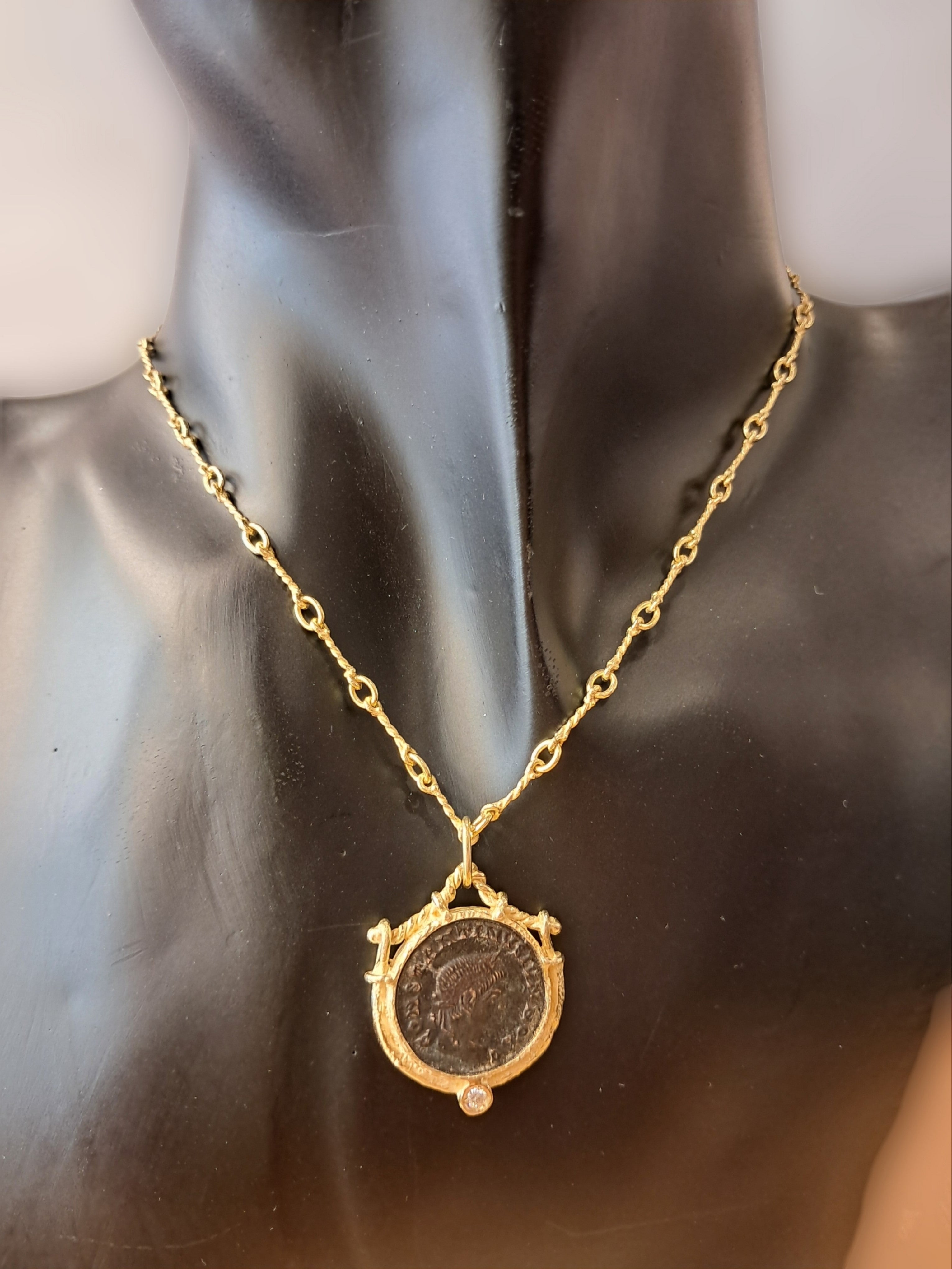 Ciondolo in oro con diamante moneta romana Collezione Roma