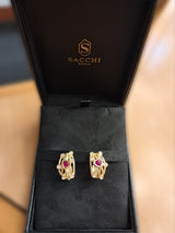 Orecchini pendenti in oro giallo con rubini a cuore e diamanti Collezione Universo