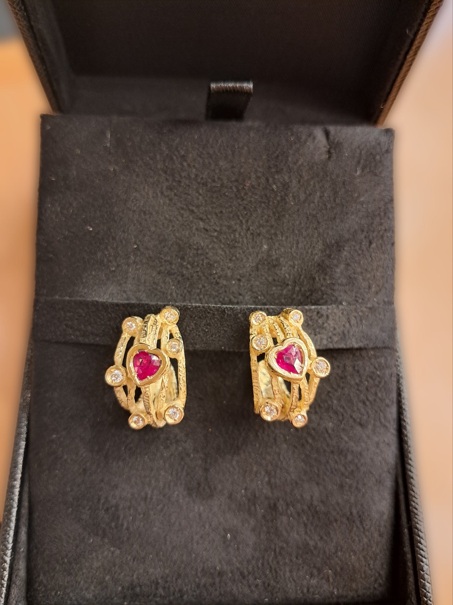 Orecchini pendenti in oro giallo con rubini a cuore e diamanti Collezione Universo