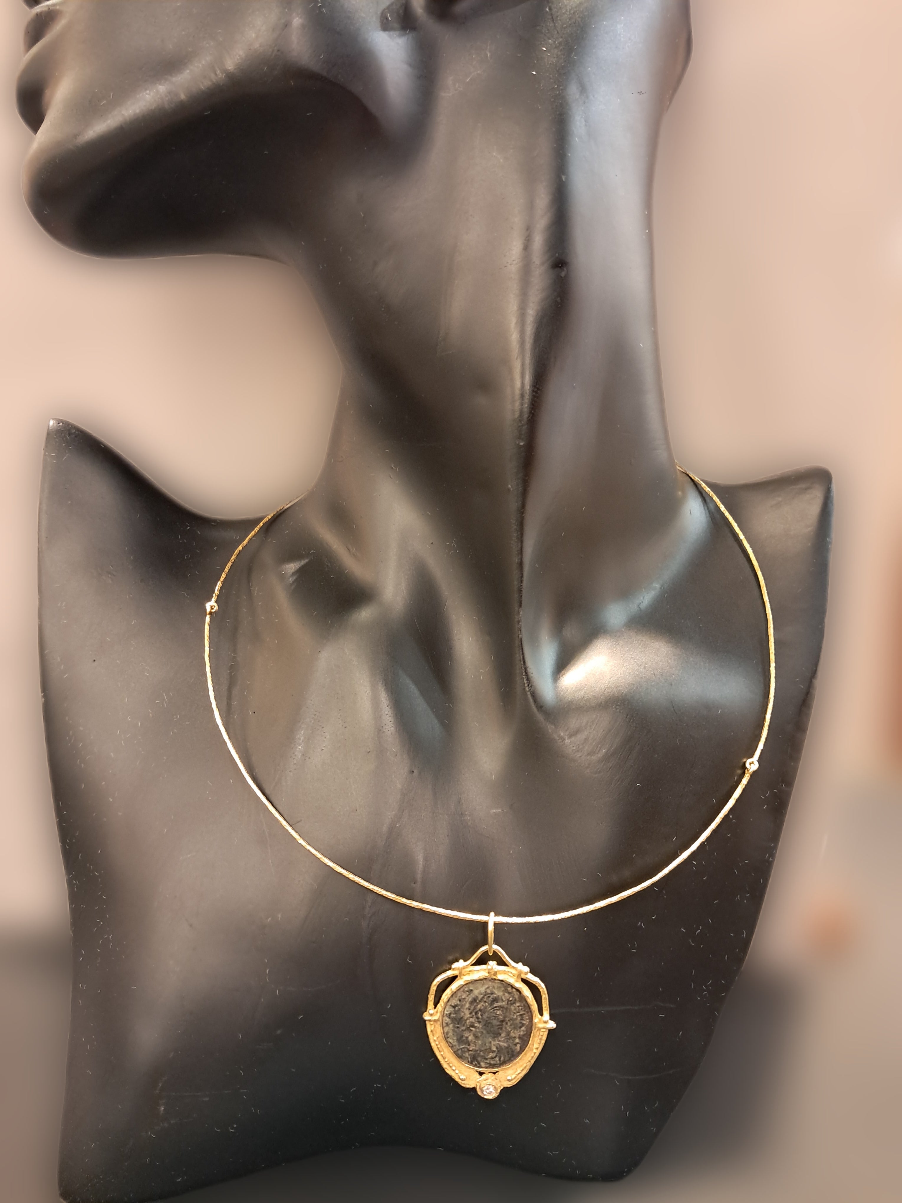 Ciondolo in oro con moneta romana diamante Collezione Roma