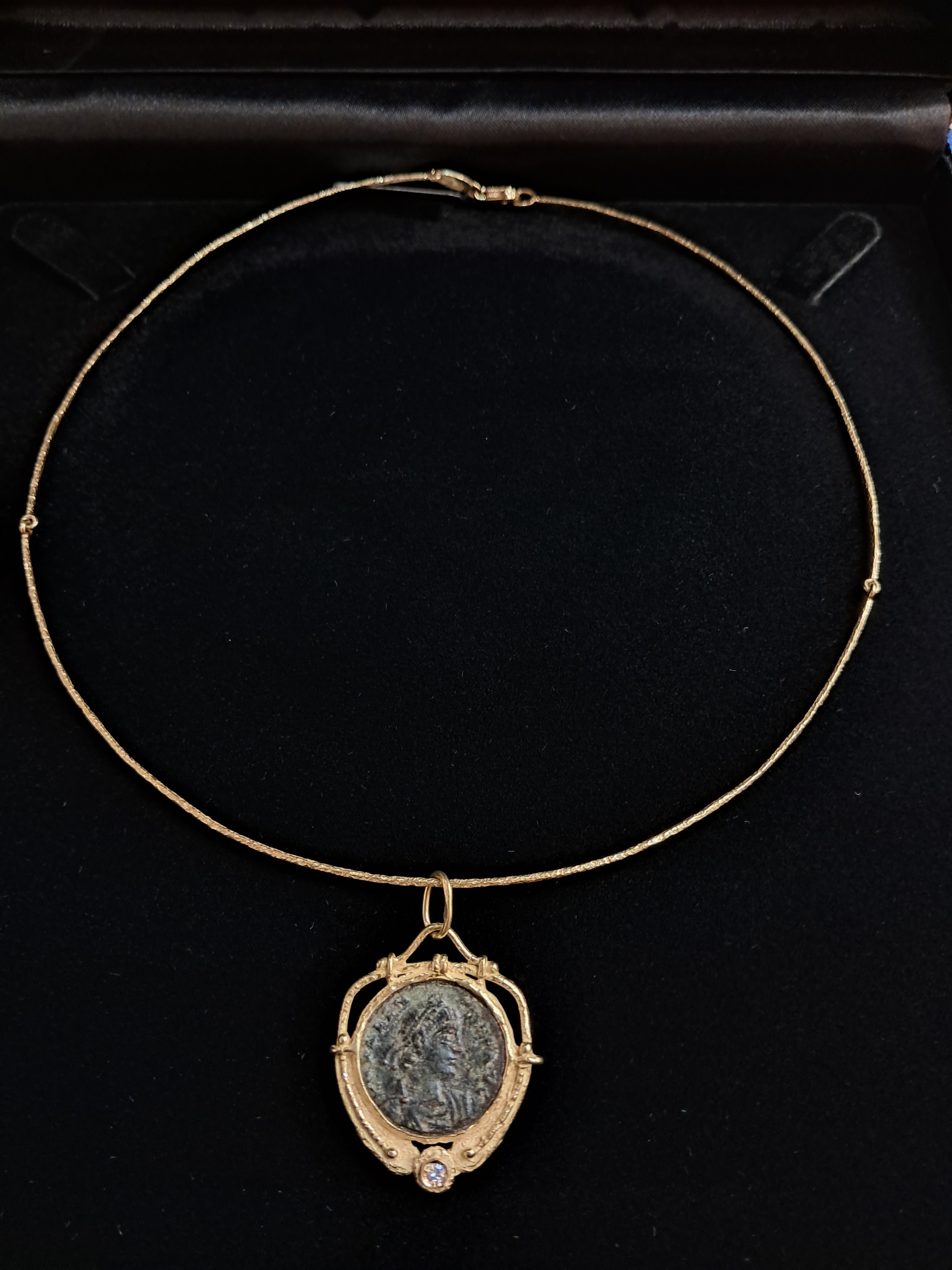 Ciondolo in oro con moneta romana diamante Collezione Roma
