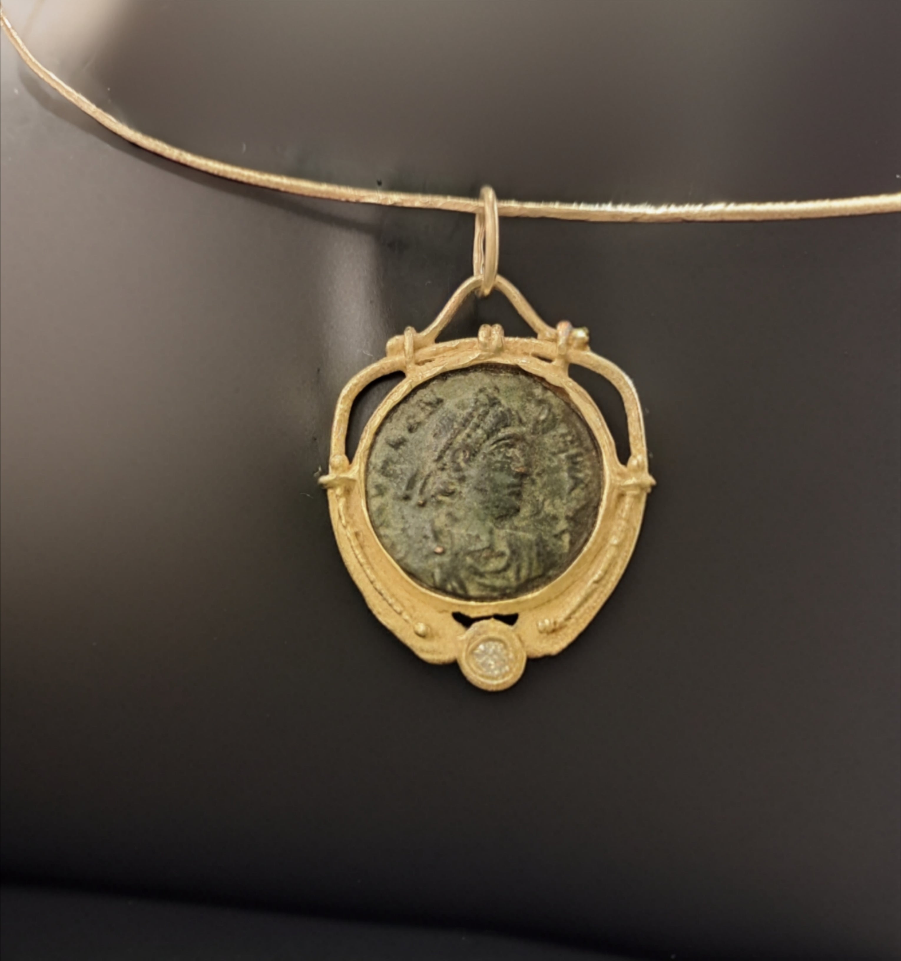Ciondolo in oro con moneta romana diamante Collezione Roma