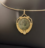 Ciondolo in oro con moneta romana diamante Collezione Roma
