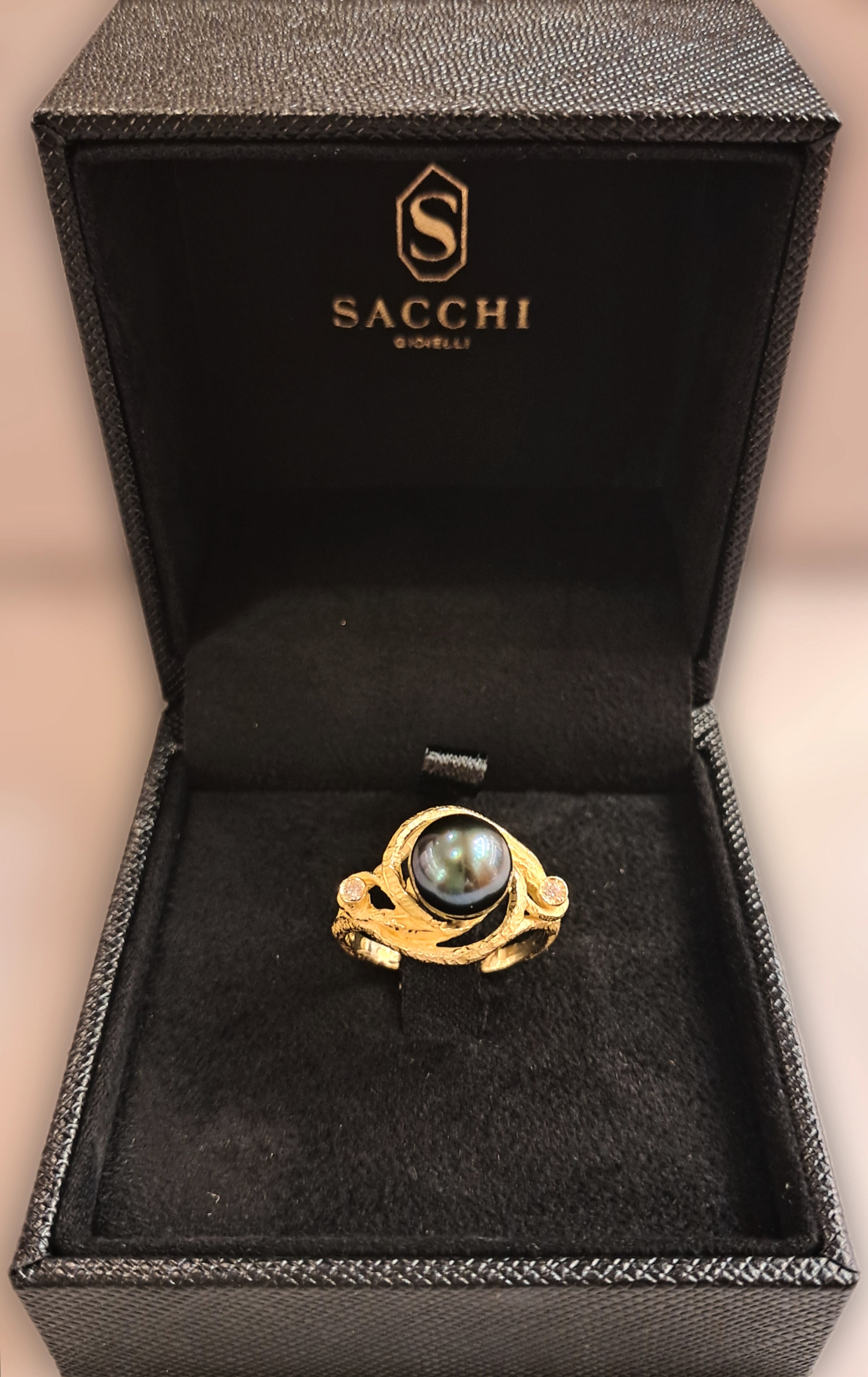 Anello in oro con diamante e perla nera
