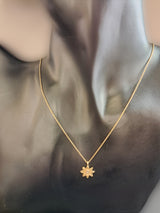 Girocollo a fiore in oro con diamante