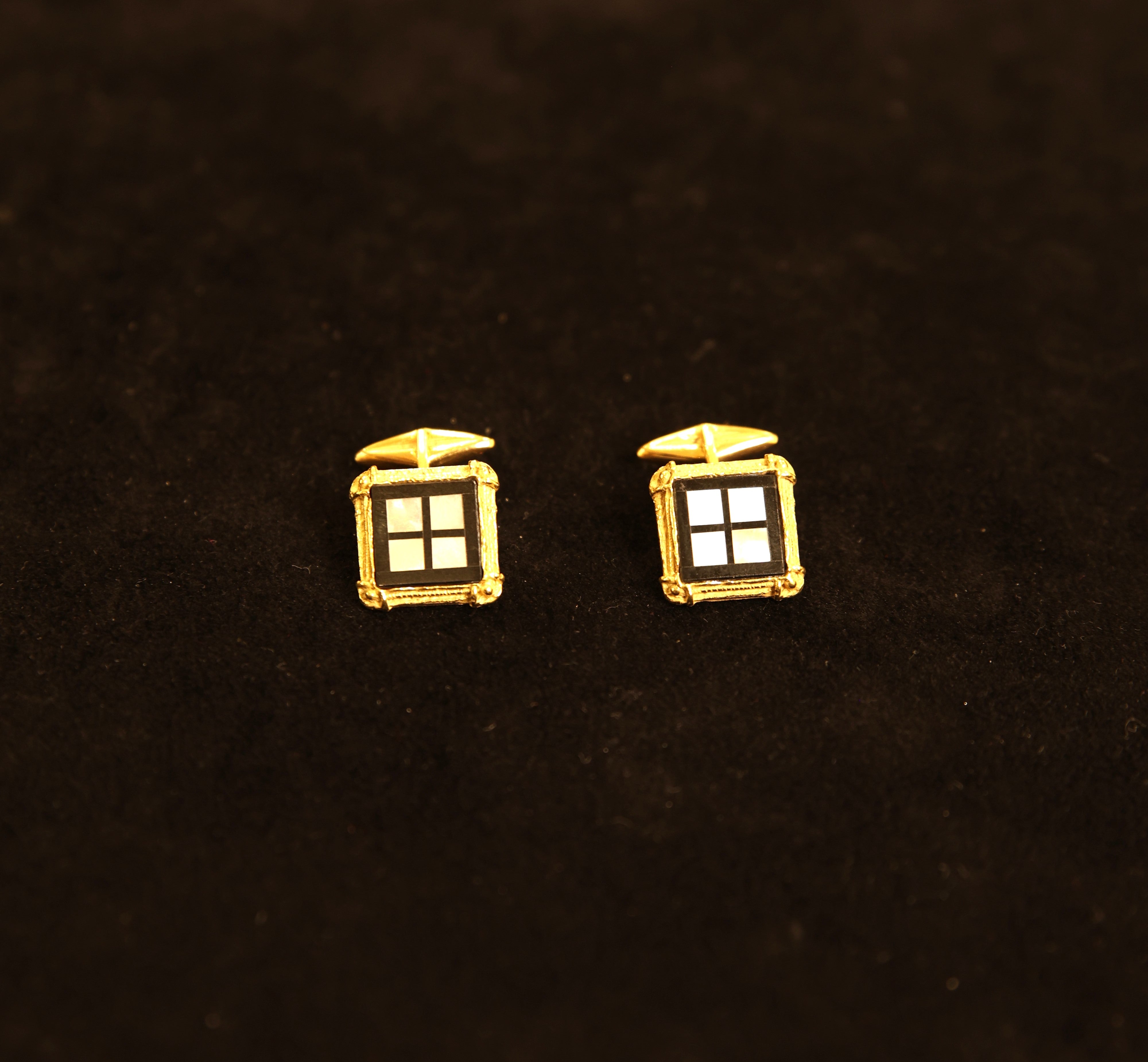 Yellow gold cufflinks with onyx and mother-of-pearl