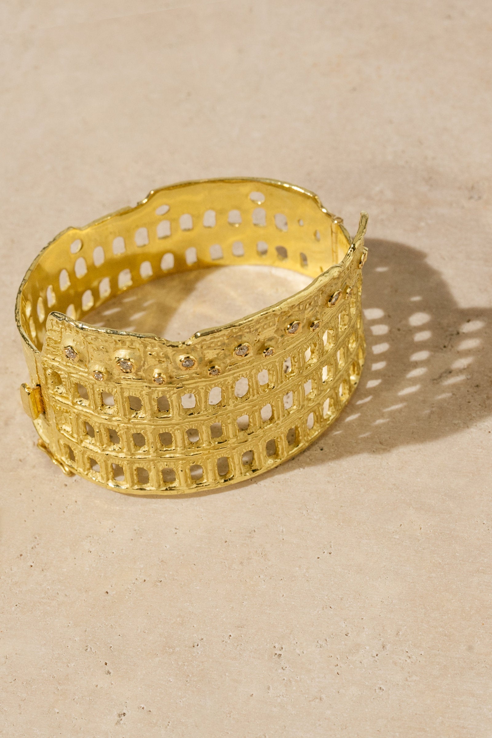 Bracciale Rigido in Oro Giallo Colosseo con Diamanti  Collezione Roma