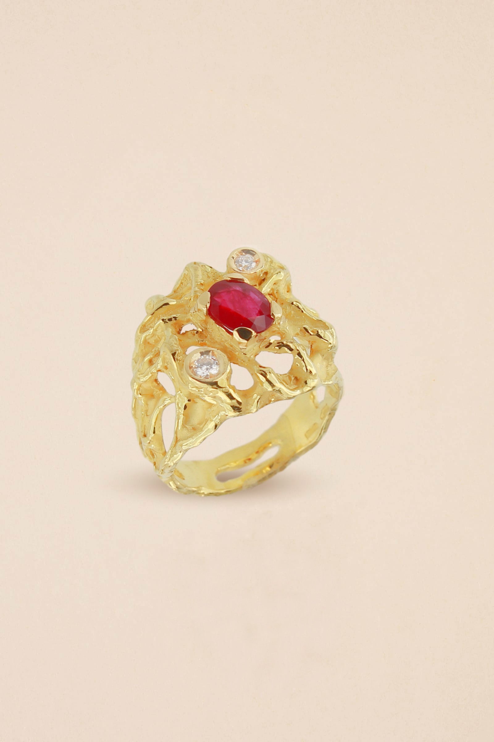 Gold ring with ruby and diamonds Magma Collection